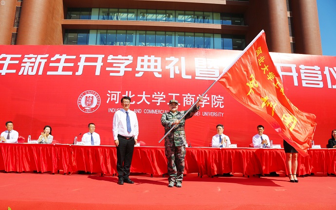 太阳成tyc7111cc校长康乐向学院党委副书记、军训团团长王婷婷授军训团团旗