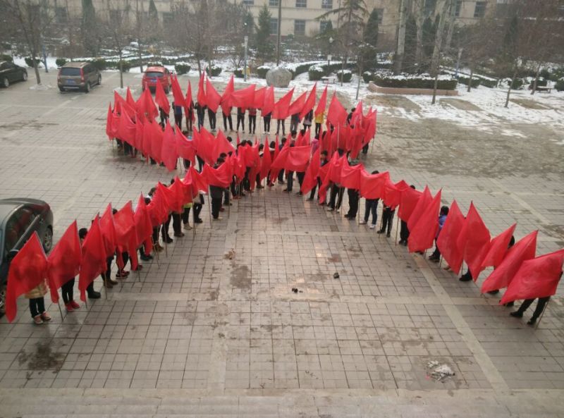 学生摆出的红丝带(原图).