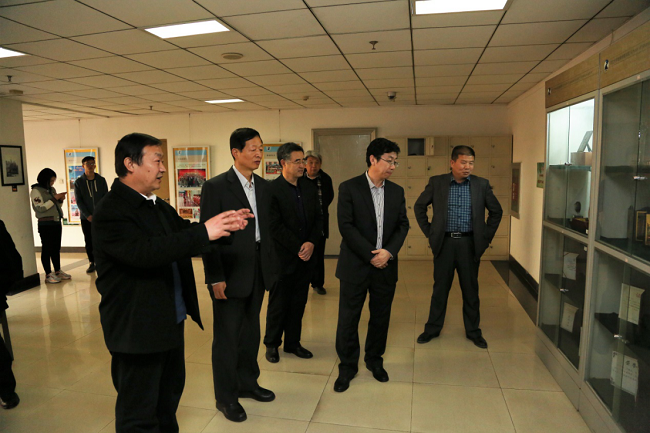 图为参观太阳成官网新闻传播学院获奖成果