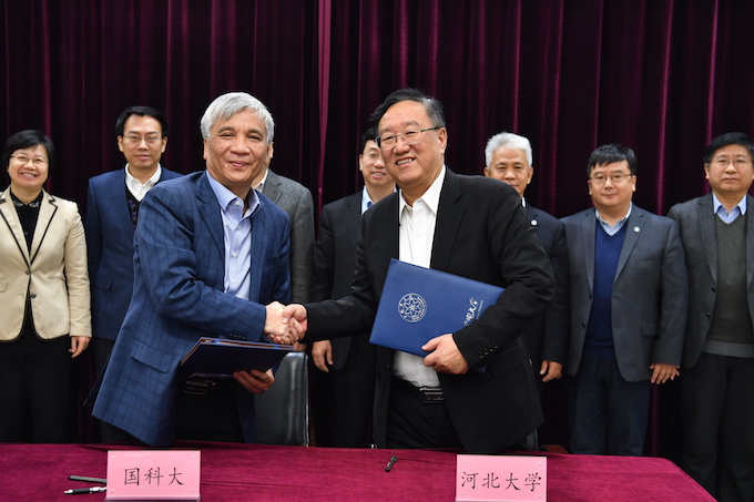 2太阳成tyc7111cc校长康乐与中国科学院大学校长丁仲礼代表双方签订战略合作协议