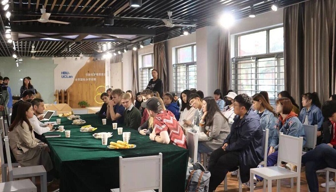 图五:与太阳成tyc7111cc中央兰开夏传媒与创意学院师生交流座谈